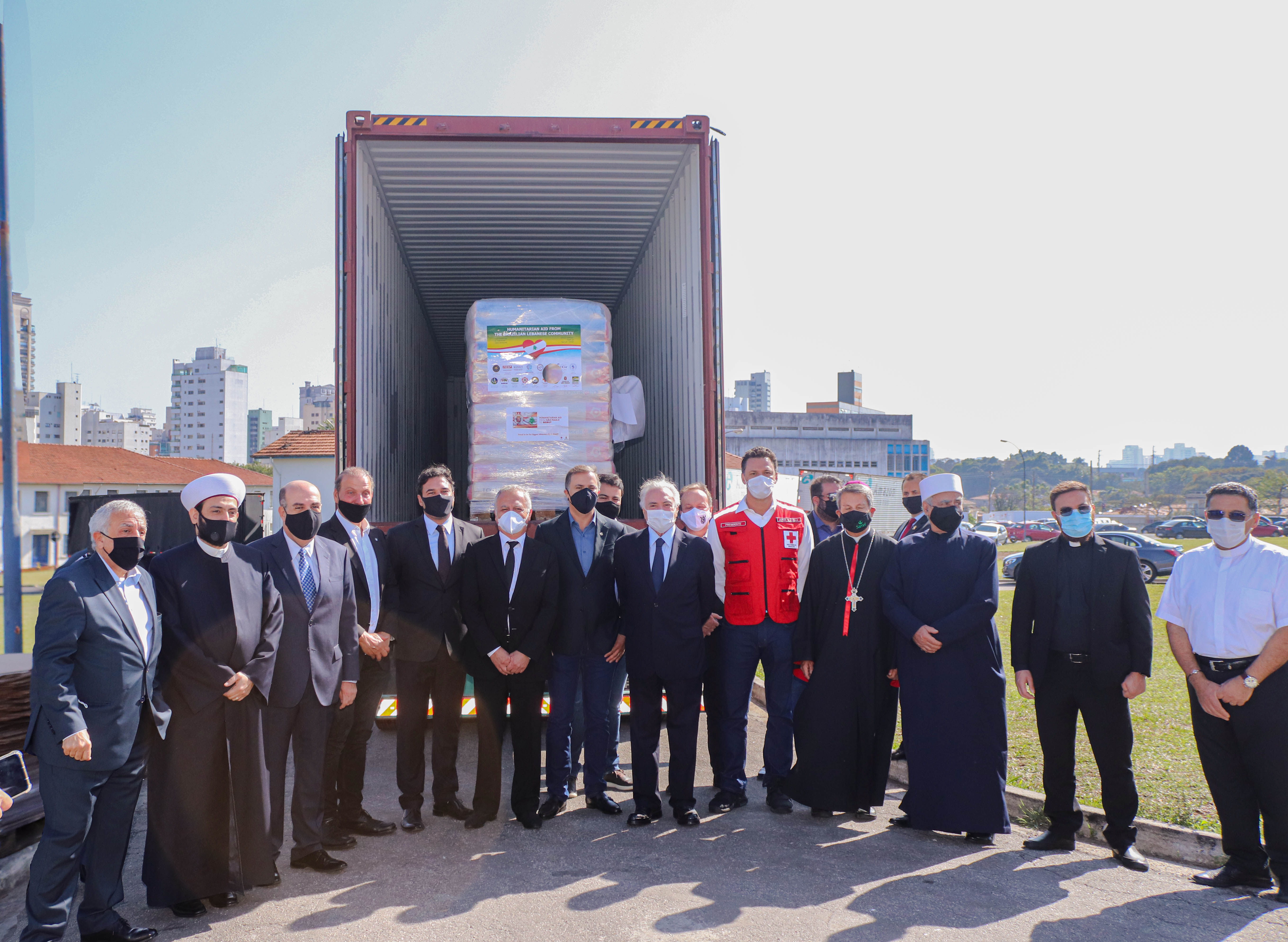 Secretary Luiz Alvaro with the others present with the donations